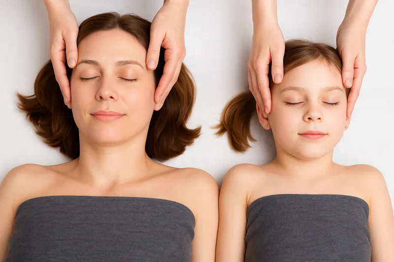 Een vrouw en een meisje liggen naast elkaar en krijgen allebei een gezichtsmassage
